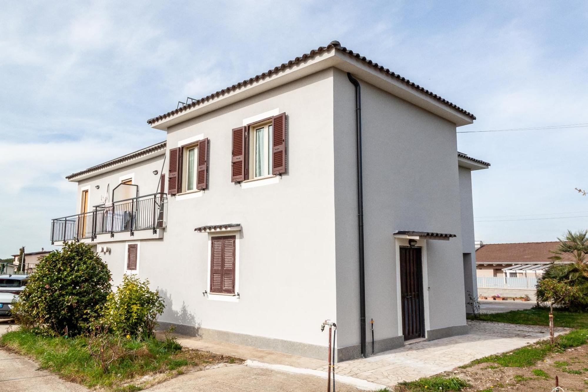 A Casa Di Marco Guesthouse - Apt Di Ciampino E Stazione Per Roma Marino Bagian luar foto