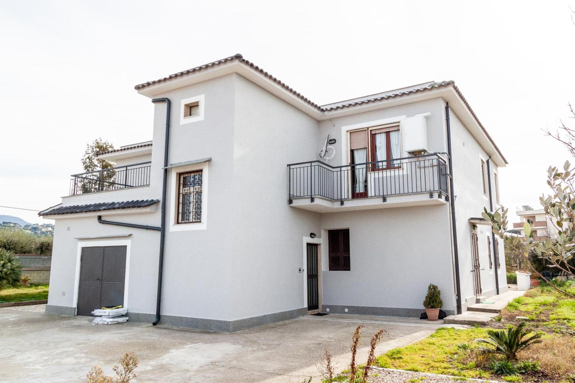 A Casa Di Marco Guesthouse - Apt Di Ciampino E Stazione Per Roma Marino Bagian luar foto